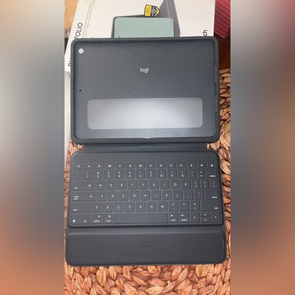 Logitech Rugged Folio Keyboard Case for Apple iPad 7th & 8th Generation - Picture 9 of 13